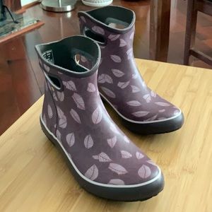 Bogs women’s purple ankle rain boots in size 11